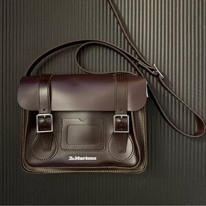 DR MARTEN 11 INCH LEATHER MESSENGER BAG IN BURGUNDY